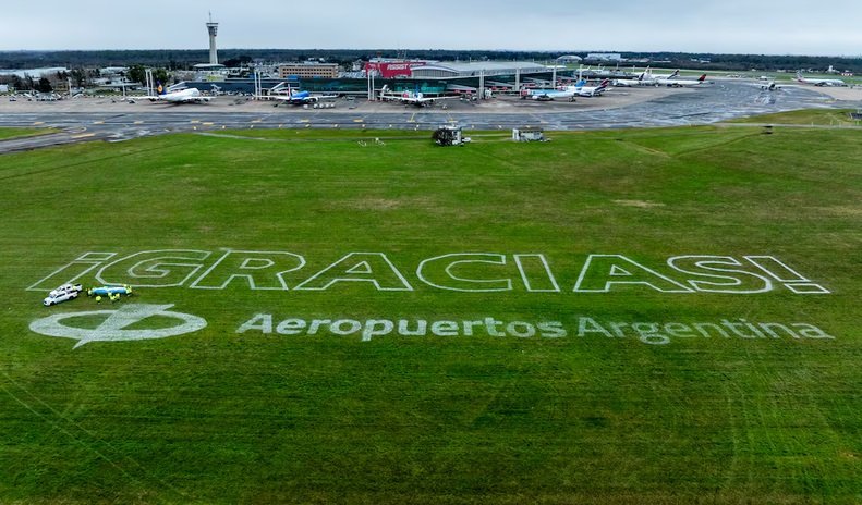 La Selección llegó al país tras el segundo lugar en el Mundial: una multitud se agolpó en Ezeiza para saludar al plantel.