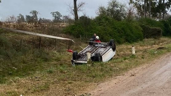 Un automóvil perdió el control  y volcó en Villa Elisa.