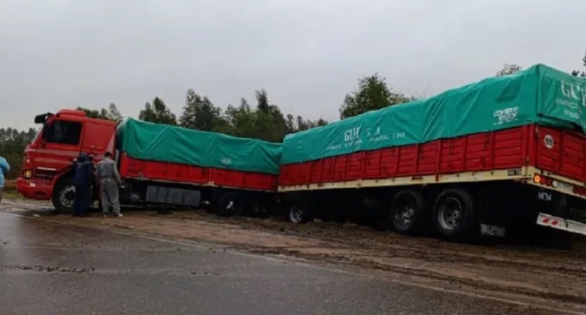 Los Charrúas: un camión despistó en la ruta tras romperse la manguera de aire.