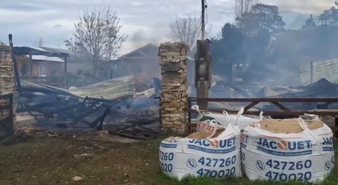 Un incendio consumió seis cabañas en Colón.