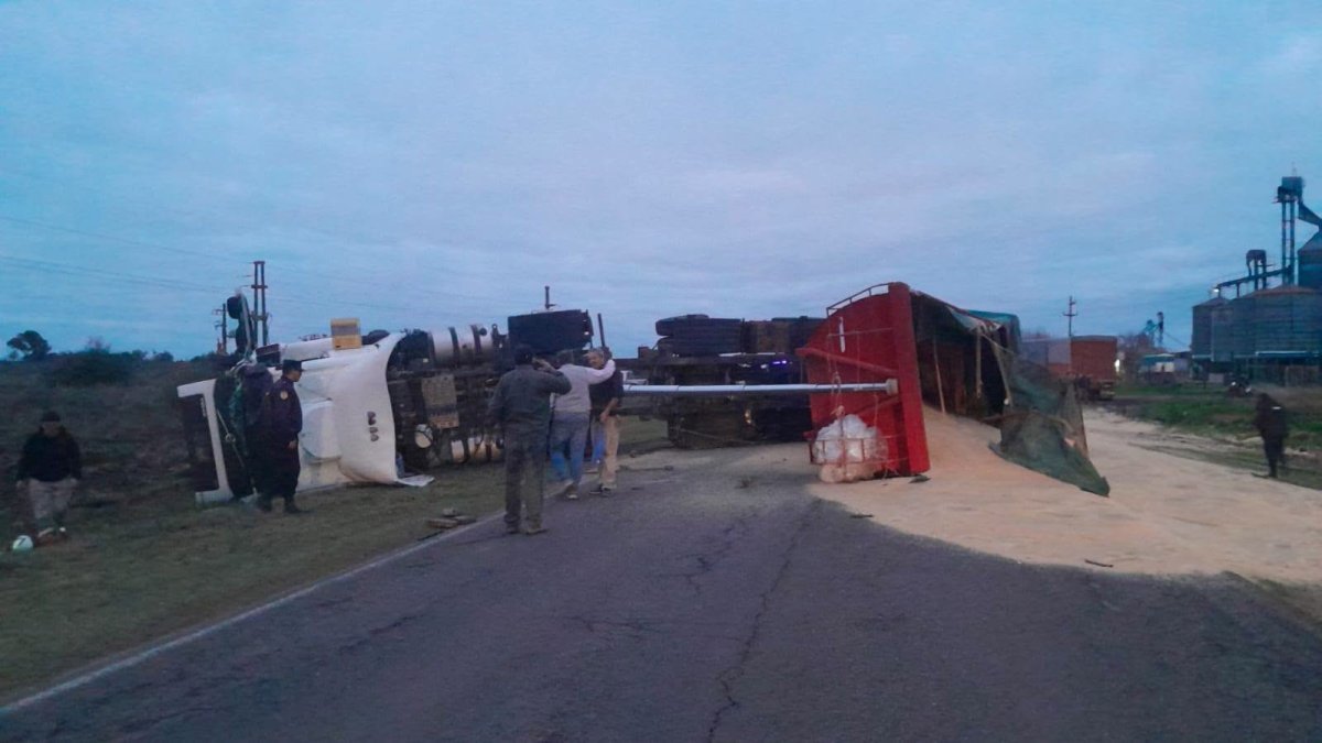 Un camión cargado con arroz volcó en ruta 18.