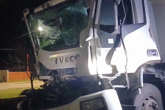 Un fuerte impacto entre dos camiones dejó como saldo un conductor herido.