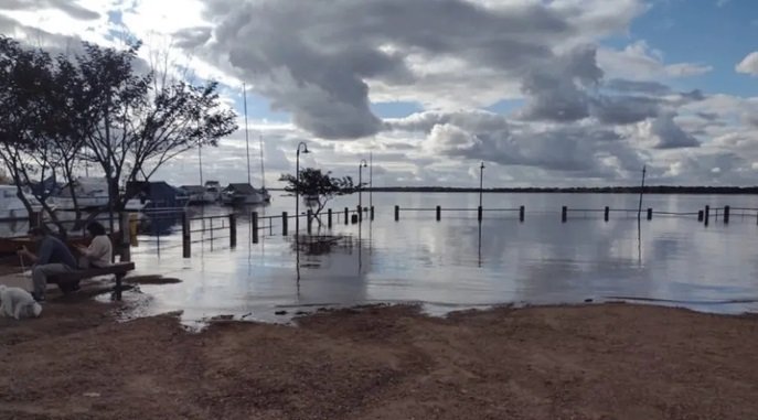 En Colón el río Uruguay se acerca a los 5 metros 