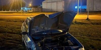 Despistó e impacto contra un poste para luego terminar chocando otro poste.