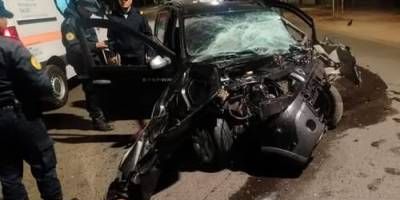 Un joven sufrió gravísimas heridas tras chocar su auto contra un árbol.