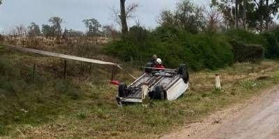 Un automóvil perdió el control  y volcó en Villa Elisa.