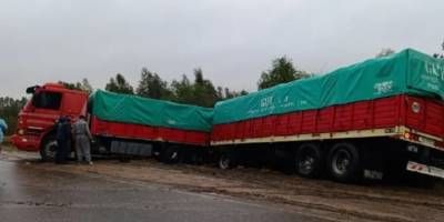 Los Charrúas: un camión despistó en la ruta tras romperse la manguera de aire.