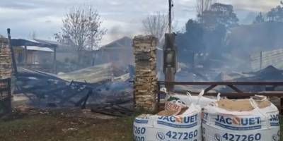 Un incendio consumió seis cabañas en Colón.