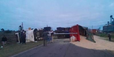 Un camión cargado con arroz volcó en ruta 18.