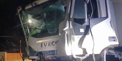 Un fuerte impacto entre dos camiones dejó como saldo un conductor herido.
