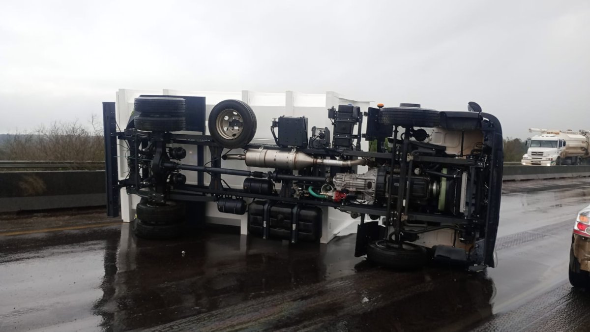 Un camión que transportaba automóviles despistó y volcó en ruta 14.