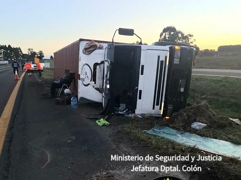 Un camión volcó en ruta 14, jurisdicción Ubajay