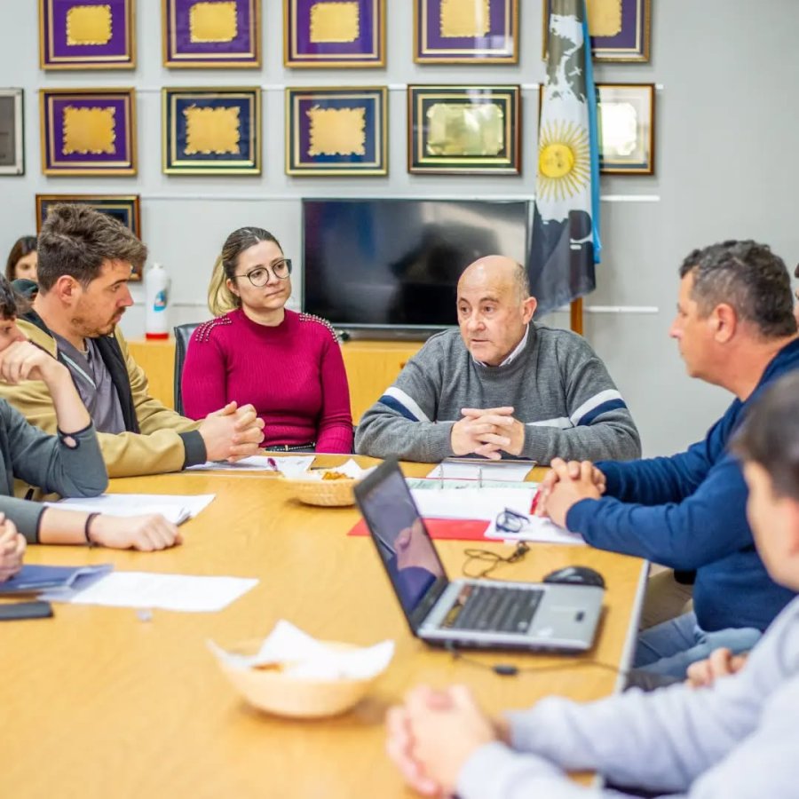 Reunión de comisión del Concejo Juvenil con autoridades.