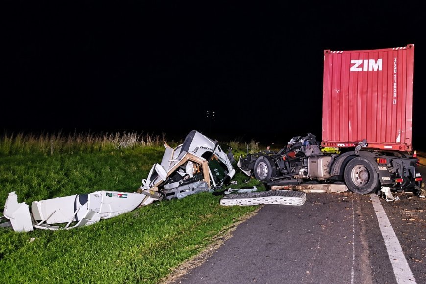 Brutal choque en la ruta 14: un camión quedó completamente destruido y un hombre resultó herido de gravedad.