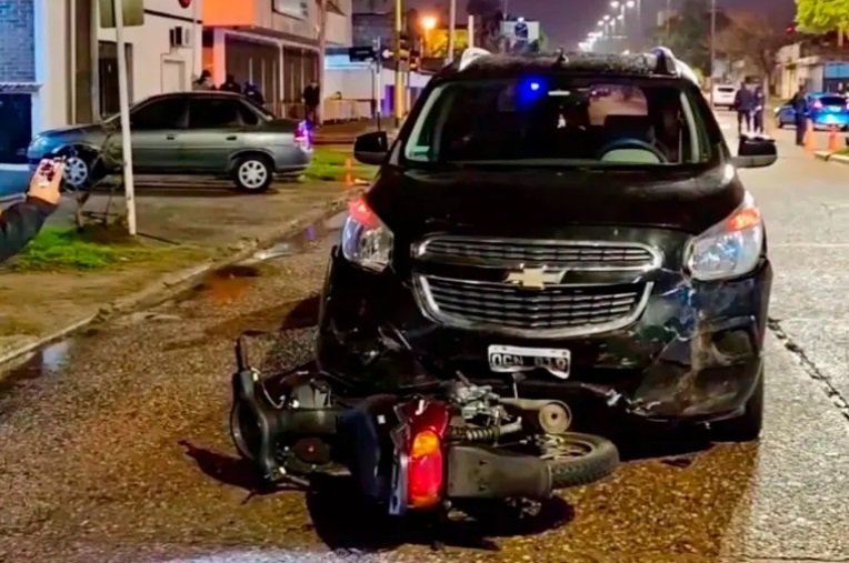 Falleció un joven tras fuerte colisión entre un automóvil y una moto en Concordia.