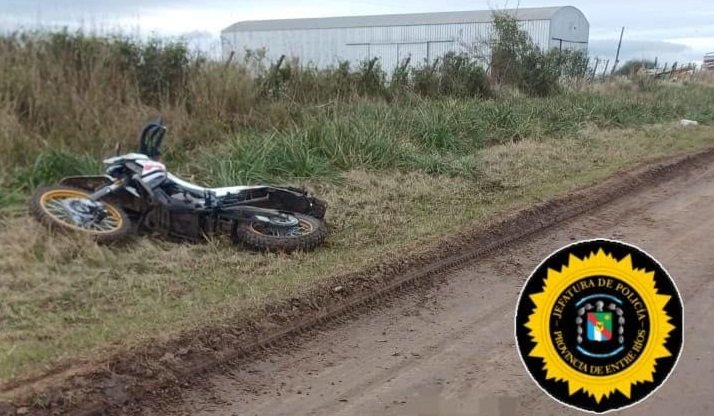 Un hombre resultó con lesiones graves al caer de su moto.
