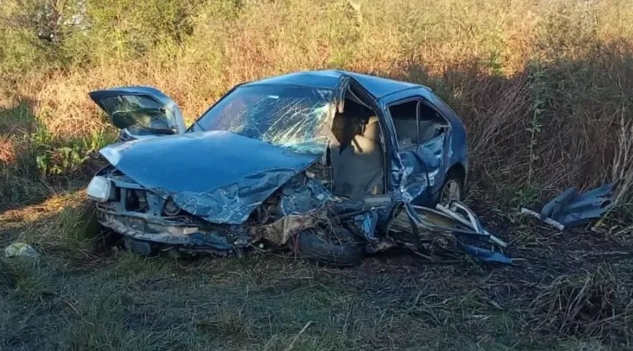 Choque frontal entre un camión y un automóvil, tres personas lesionadas.
