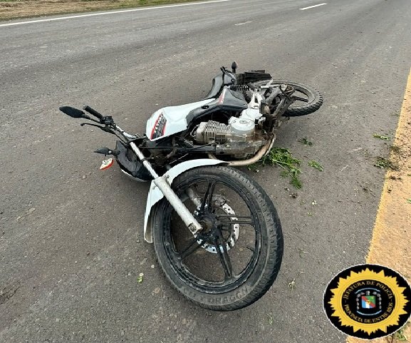 Una mujer resultó con lesiones tras caer de su moto en ruta 18.