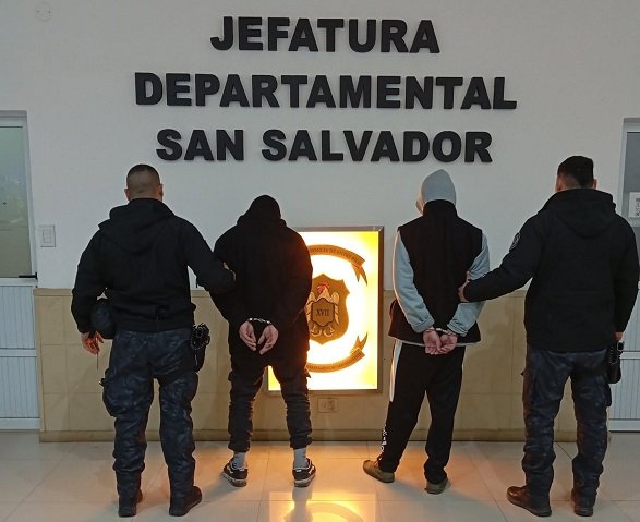 Robaron un celular y fueron detenidos a pocas cuadras del comercio.