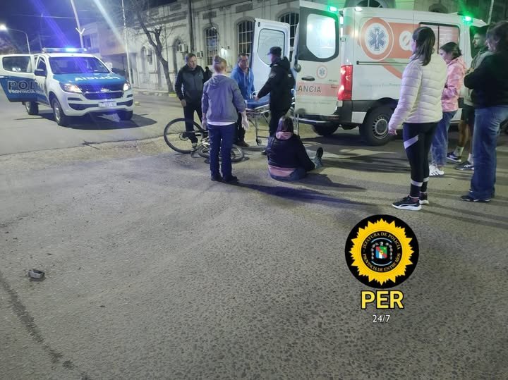 Una ciclista resulto lesionada al chocar una automóvil.