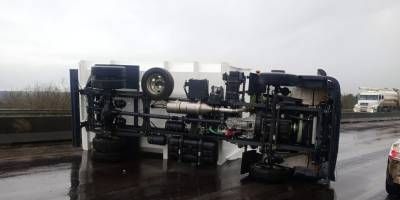 Un camión que transportaba automóviles despistó y volcó en ruta 14.