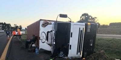 Un camión volcó en ruta 14, jurisdicción Ubajay