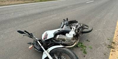 Una mujer resultó con lesiones tras caer de su moto en ruta 18.