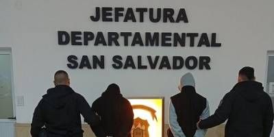 Robaron un celular y fueron detenidos a pocas cuadras del comercio.