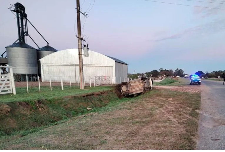 Accidente en la Ruta 18: una mujer resultó herida tras volcar con su vehículo.