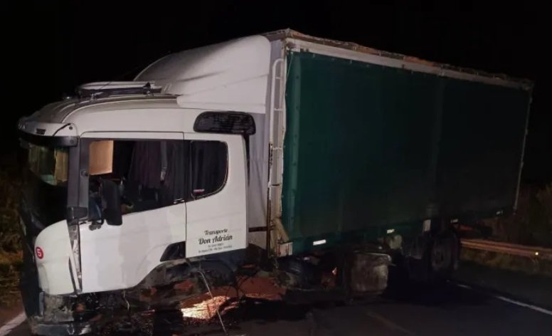 Camión chocó contra la cabecera de un puente y quedó atravesado en la ruta.