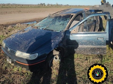 Gral. Campos. un automóvil perdió el control y y volcó.