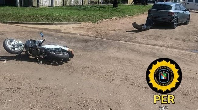 Un automóvil y una moto colisionaron, solo daños materiales.