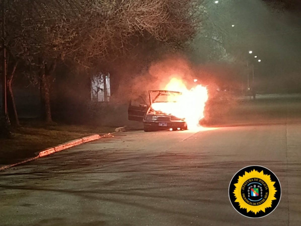 Falla eléctrica provocó un incendio que consumió por completo un vehículo: el conductor logró salir.
