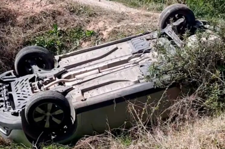 Una mujer volcó con su auto y fue socorrida por vecinos en Concepción del Uruguay