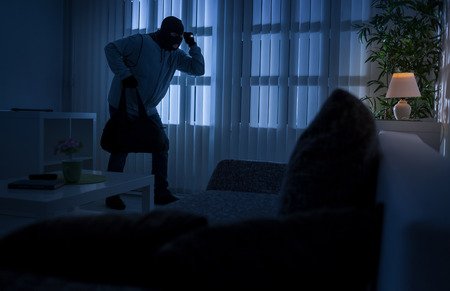 Un individuo ingreso a una casa mientras los propietarios dormían.