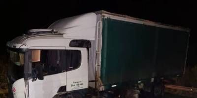 Camión chocó contra la cabecera de un puente y quedó atravesado en la ruta.