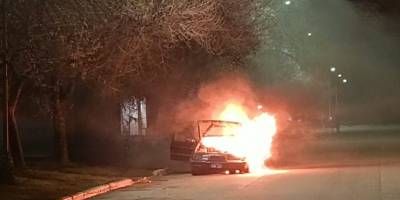 Falla eléctrica provocó un incendio que consumió por completo un vehículo: el conductor logró salir.