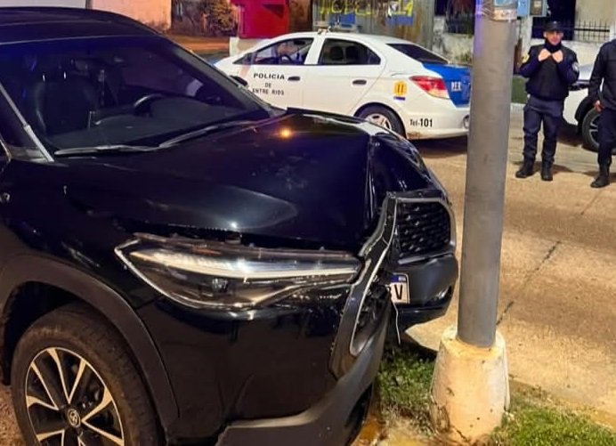 Conducía con 1,77 mg en sangre y chocó una columna de alumbrado público.
