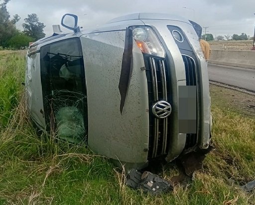 Una camioneta volcó en el acceso a Viale sobre ruta 18.