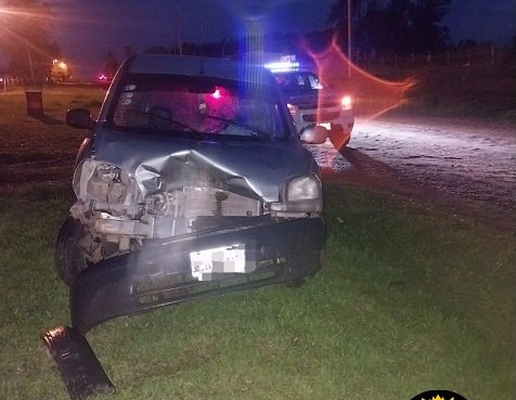 Intentaba estacionar e impacto contra un árbol frente a su casa.