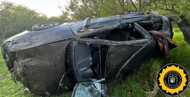 Intentó esquivar un pozo, perdió el control de vehículo y terminó volcando.