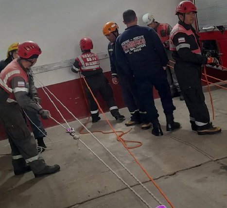 Bomberos realizan capacitación en cuerdas.