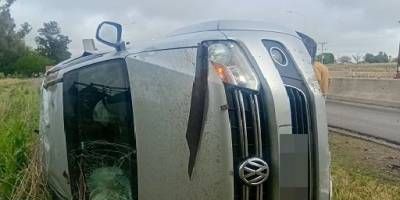 Una camioneta volcó en el acceso a Viale sobre ruta 18.