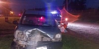 Intentaba estacionar e impacto contra un árbol frente a su casa.