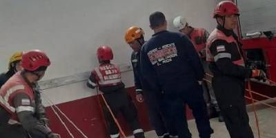Bomberos realizan capacitación en cuerdas.